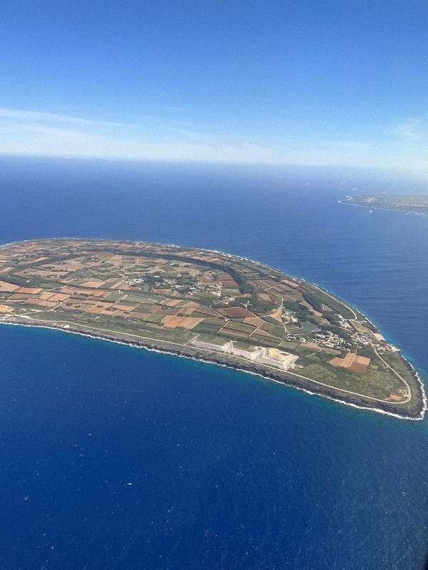 沖縄本島から約360キロ東に位置する北大東島=沖縄県北大東村で4月13日
