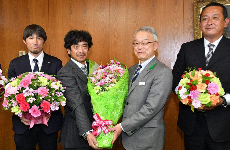 土屋俊亮副知事(右から2人目)にカーネーションを手渡す生産者ら=札幌市中央区で2022年4月27日、米山淳撮影