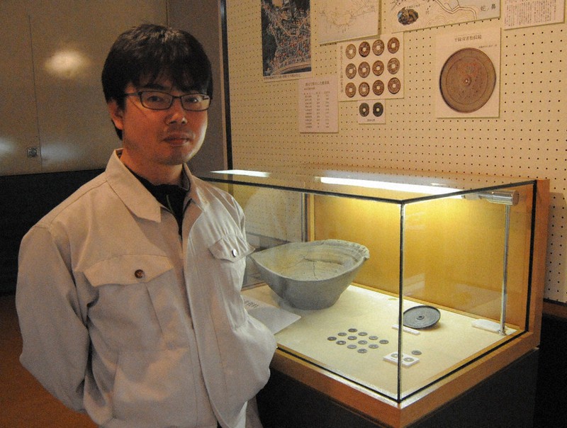 興味のあるものがあるはずです」と来館を呼びかける学芸員の竹田聡さん=北海道知内町郷土資料館で、三沢邦彦撮影