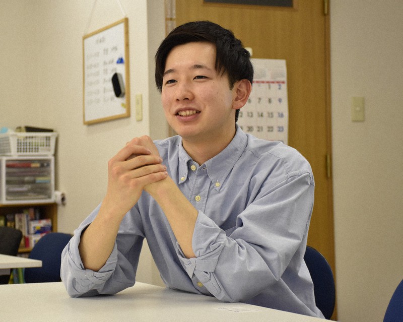 子どもの学習支援と居場所を提供する学生団体「アラベスク」代表を務める清水そらさん=山梨県南アルプス市有野のフードバンク山梨有野事務所で2022年4月10日、田中綾乃撮影