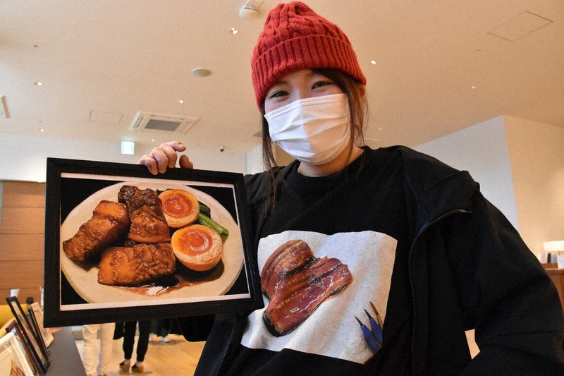 輝集人 写実絵師 山田めしが さん リアル 飯画 唾ゴクリ 和歌山 毎日新聞