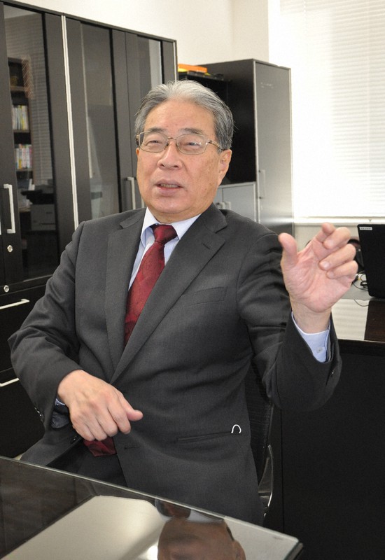 国費沖縄学生制度により本土の大学に入学した当時の思い出を語る南風原朝和さん=東京都港区で2021年11月25日午前11時32分、桐野耕一撮影