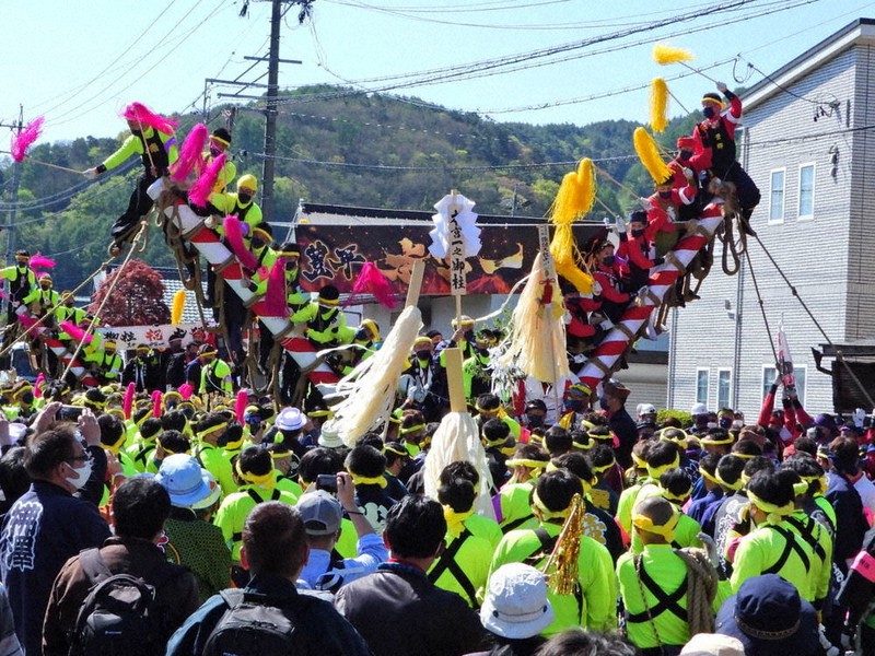 御柱　諏訪 任務を終えた御柱を倒し、 感謝とともに普通の木へと戻す御柱休め | 御