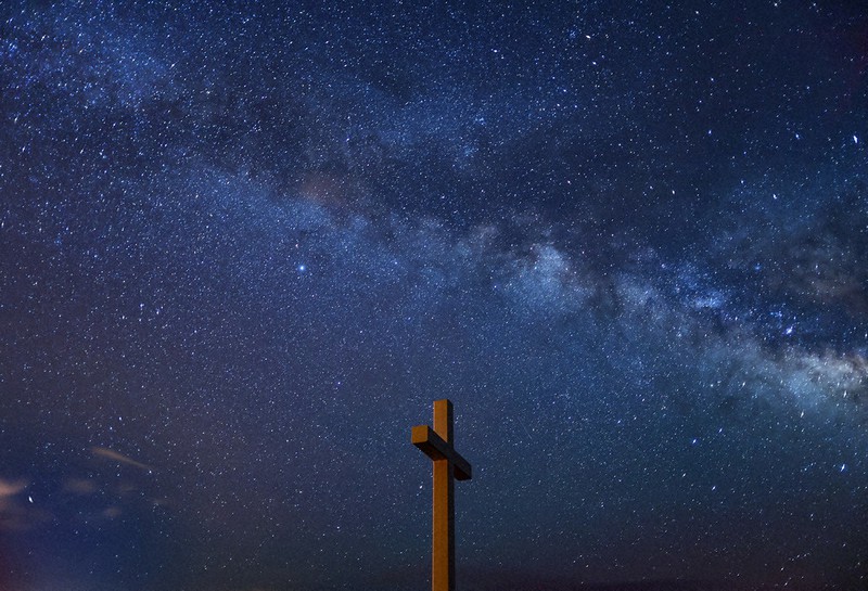 「星空保護区」に認定されている神津島の夜空にきらめく天の川。手前下は観光名所の「ジュリアの十字架」=東京都神津島村のありま展望台で4月29日(25秒露光)