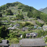 安徳天皇と平家の伝承が多く残る東祖谷の集落＝徳島県三好市東祖谷中上で2022年4月30日午後2時34分、野原寛史撮影