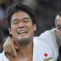 リオデジャネイロ五輪の柔道男子100キロ級3位決定戦でウクライナのアルチョム・ブロシェンコに勝ち銅メダルを獲得し、喜ぶ羽賀龍之介＝リオデジャネイロのカリオカアリーナで2016年8月11日、和田大典撮影
