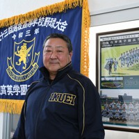 中学教諭時代は軟式野球部監督として輝かしい実績を残し、現在は仙台育英高で硬式野球部長を務める猿橋善宏さん＝宮城県多賀城市の仙台育英高で2022年4月26日、川村咲平撮影