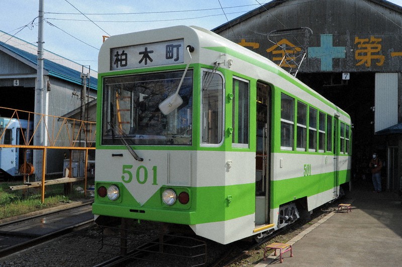 貸し切り電車として運行が始まる車両「501号」=北海道函館市で2022年4月28日、三沢邦彦撮影