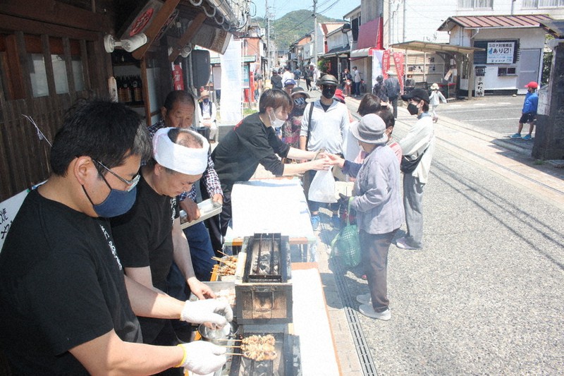 焼き鳥の実演販売などでにぎわったみすゞ通り