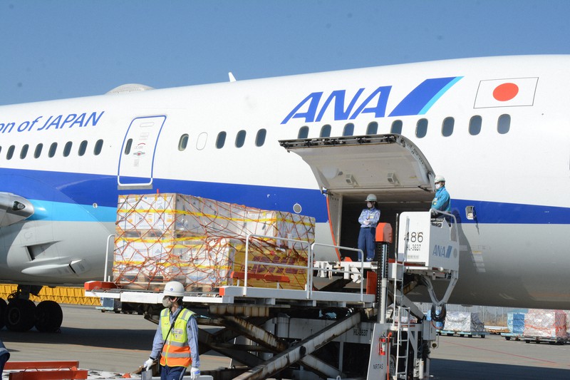 全日空機でベルギーから到着し、降ろされる新型コロナウイルスワクチン=千葉県成田市の成田空港で2021年2月21日午前10時16分、中村宰和撮影