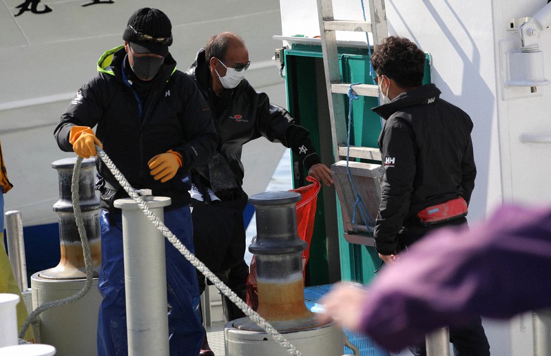 行方不明者の捜索を終えて、ウトロ漁港に引き揚げて来た漁師ら=北海道斜里町のウトロ漁港で2022年5月5日午後3時3分、宮武祐希撮影