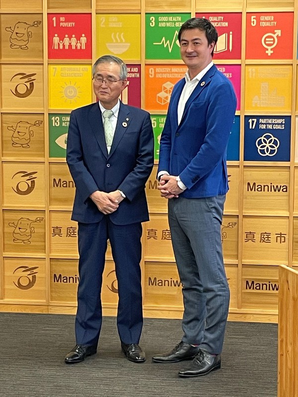 真庭市の太田昇市長(左)とアウディジャパンのマティアス・シェーパース・ブランドディレクター