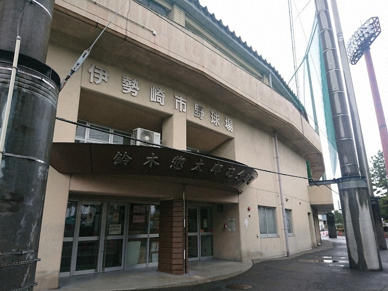 ネーミングライツの対象になった鈴木惣太郎記念球場(伊勢崎市野球場)=群馬県伊勢崎市堤西町で2022年4月4日、大澤孝二撮影