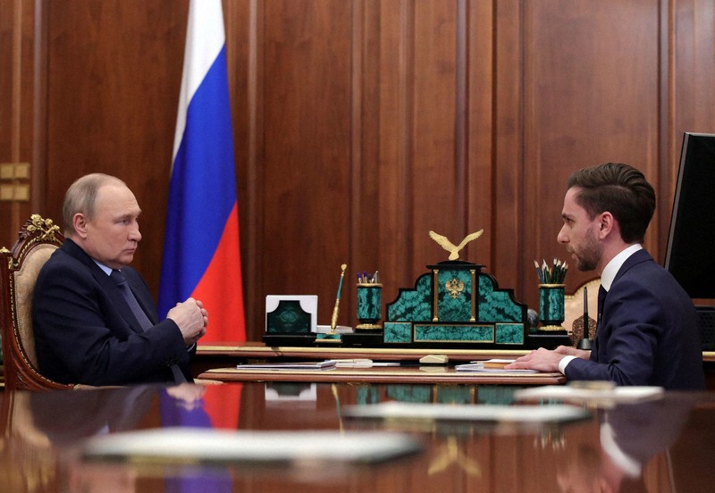ロシア国営教育財団のトップと面会したプーチン露大統領(左)=モスクワで2022年5月5日、ロイター