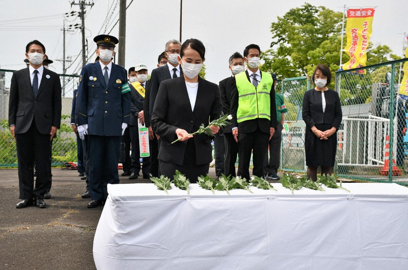 保育園児らが死傷した交通事故から3年となるのを前に、事故現場で献花する滋賀県警や園の関係者ら=大津市大萱6で2022年5月6日午前10時2分、礒野健一撮影