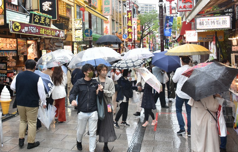 3年ぶりに行動制限のないゴールデンウィークを迎え、雨の中、多くの人が訪れた横浜中華街=横浜市中区で2022年4月29日午後1時44分、園部仁史撮影