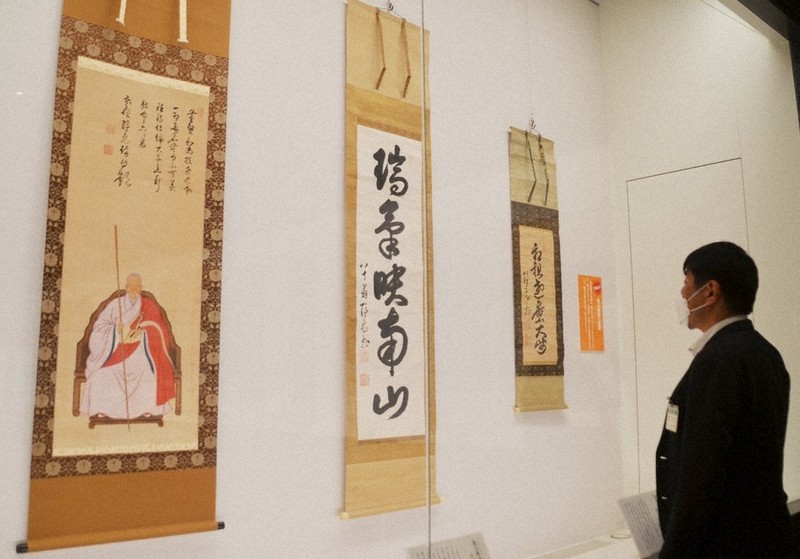 隠元の肖像や遺墨などが並ぶ会場=東近江市五個荘竜田町で2022年4月19日午後3時46分、伊藤信司撮影