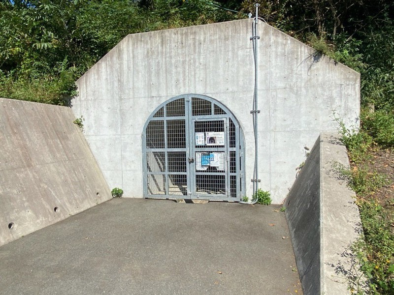 亀の瀬トンネルの入り口=柏原市峠で2021年10月15日、松井宏員撮影