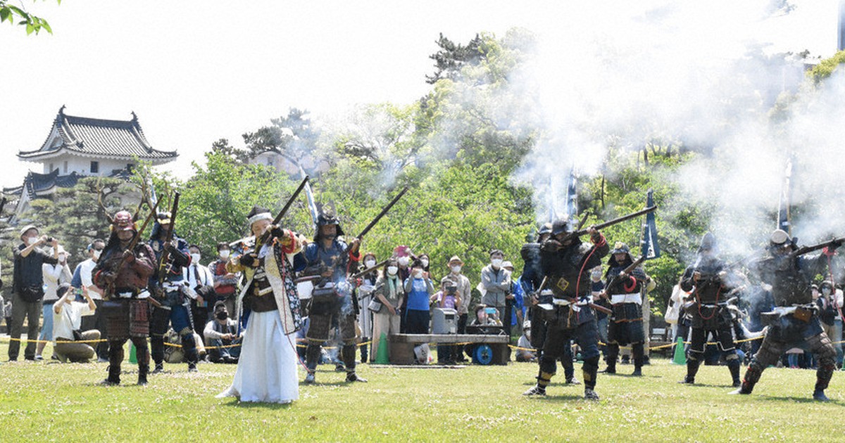 火縄銃、ごう音空に響く 演武に拍手喝采 高松城跡・玉藻公園 ／香川