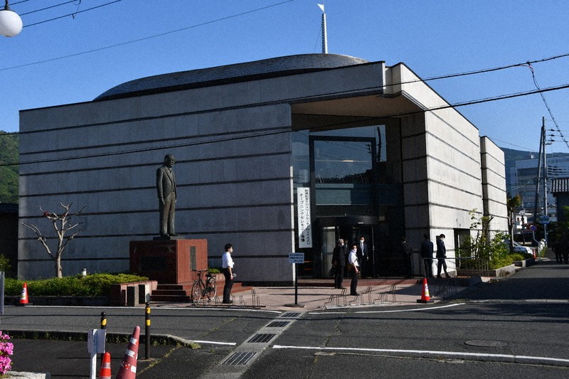 IT企業などが入るオフィスとして再出発した前尾記念クロスワークセンター=宮津市鶴賀で2022年5月6日午後4時20分、塩田敏夫撮影