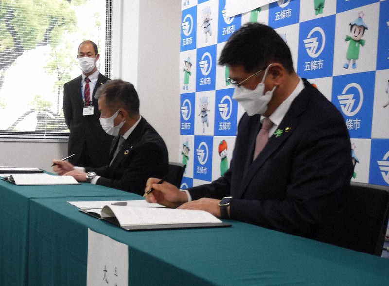 災害時協定に署名する太田市長(右)と須田支店長=五條市で2022年4月21日午後3時5分、高田房二郎撮影