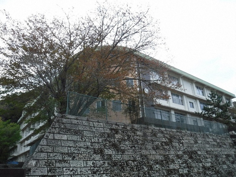 廃校後、民間活用が決まった下市中学校校舎=下市町で2022年4月13日午後2時22分、高田房二郎撮影