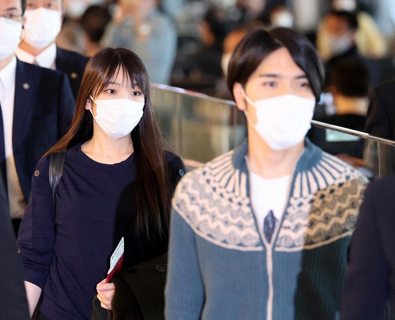 2021年11月、米国に向けて出発する小室眞子さんと圭さん=羽田空港で21年11月14日午前10時8分、幾島健太郎撮影