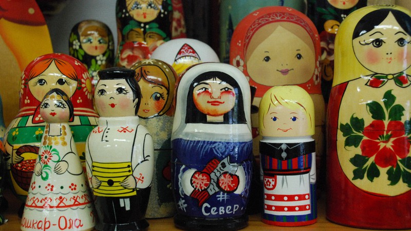 ロシア民芸品のマトリョーシカ=東京都新宿区のJIC旅行センターで2022年4月、川口雅浩撮影