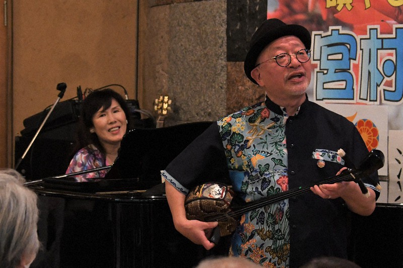 沖縄への思いを込めた歌を披露する宮村さん(右)と照屋さん