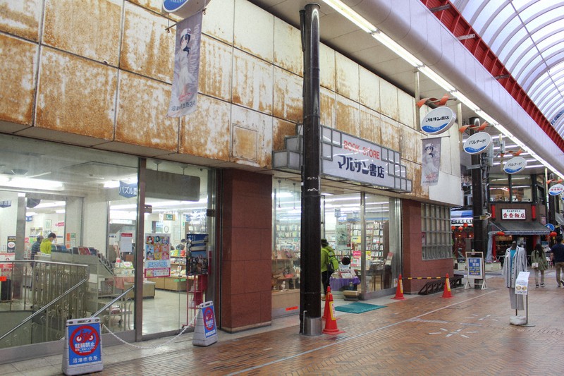 今月31日で閉店するマルサン書店仲見世店=静岡県沼津市大手町で2022年5月8日午後4時59分、石川宏撮影