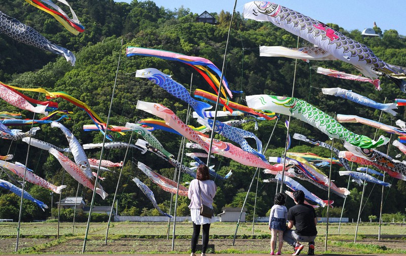 風を受けて空を泳ぐこいのぼり=福岡県朝倉市で2021年4月30日、津村豊和撮影