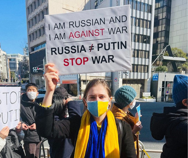ロシアによるウクライナ侵攻に反対し、プラカードを持ってデモに参加するアンナ・リトビーノバさん=2022年2月(本人提供)