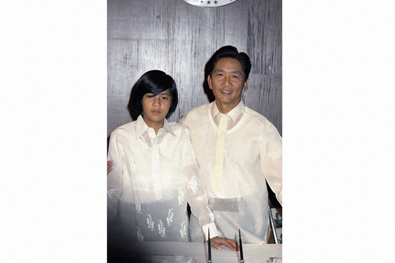 フィリピン大統領在任当時のマルコス氏(右)と長男フェルディナンド・マルコス氏=マニラで1972年1月、AP