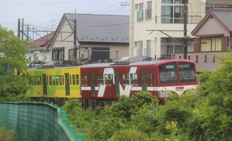赤色の「あかぎ号」と黄色の「なの花号」を組み合わせた流鉄の2両編成。「オムライスみたい」と鉄道ファンや沿線住民の間で話題になっている=千葉県松戸市で2022年5月7日午後1時12分、尾崎修二撮影