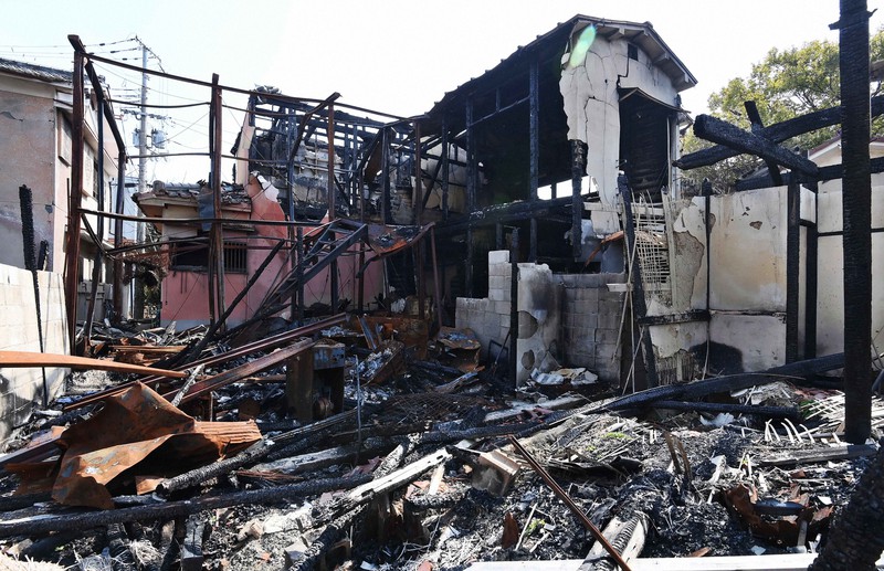 事件当時のまま残る、有本匠吾被告の放火により全半焼した建物の跡地=京都府宇治市で2022年3月11日、山崎一輝撮影