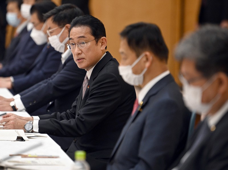 教育未来創造会議で発言する岸田文雄首相(右から3人目)=首相官邸で2022年5月10日午後5時50分、竹内幹撮影