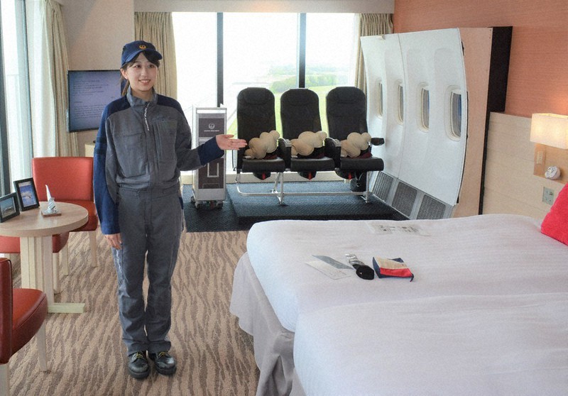 航空機の座席や窓枠、カートなどが置かれた「ウイングルーム」=千葉県浦安市で2022年4月27日、中村宰和撮影
