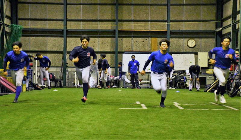 練習の最後を締める全力ダッシュ。限界まで体を動かし、試合での底力を身に付ける=滋賀県高島市新旭町太田のOBC高島室内練習場で、礒野健一撮影