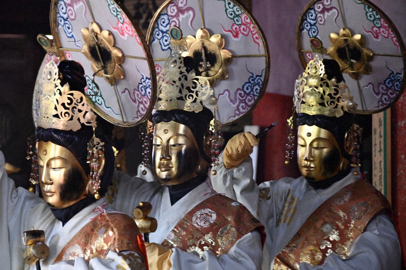 優雅な仏舞を披露する保存会のメンバー=京都府舞鶴市松尾の松尾寺で2022年5月8日、塩田敏夫撮影