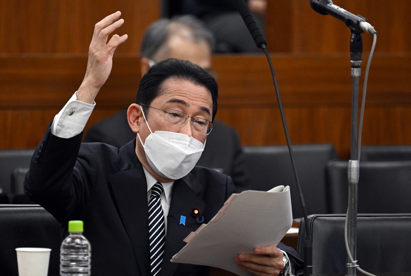 参院厚生労働委員会で立憲民主党の川田龍平氏の質問に答えるため挙手する岸田文雄首相=国会内で2022年5月12日午後3時56分、竹内幹撮影