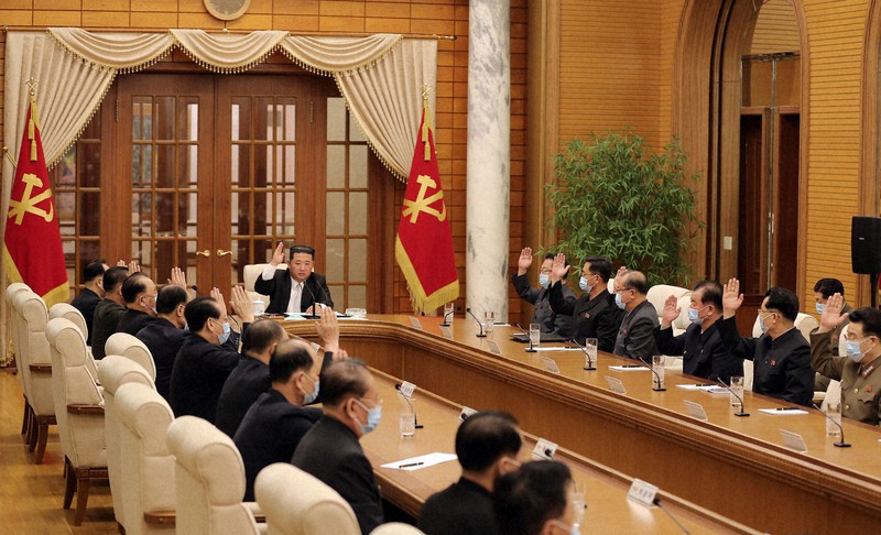 北朝鮮の朝鮮労働党中央委員会第8期第8回政治局会議に参加した金正恩総書記(中央奥)=平壌の朝鮮労働党中央委員会本部庁舎で2022年5月12日、朝鮮中央通信・朝鮮通信