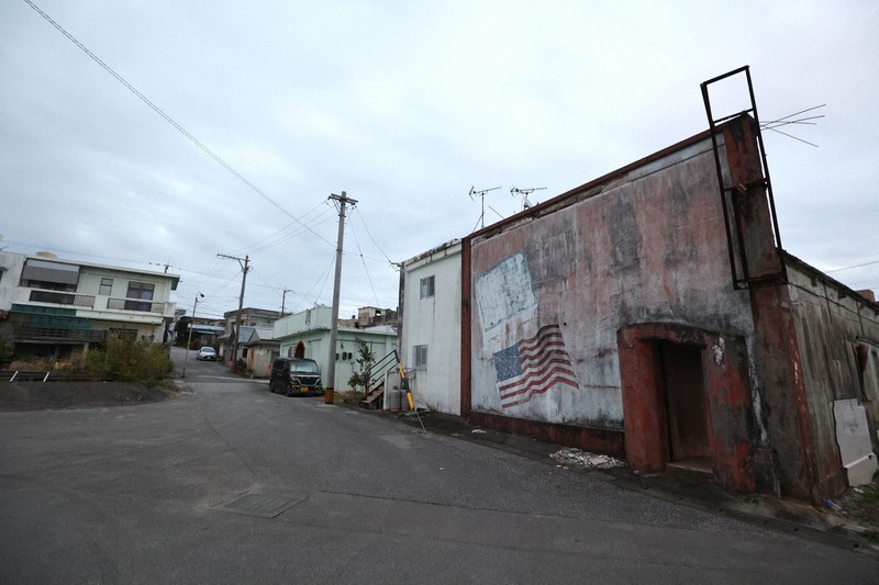 辺野古の街。かつては米兵らで賑わった=沖縄県名護市で2022年1月19日午後6時1分、喜屋武真之介撮影