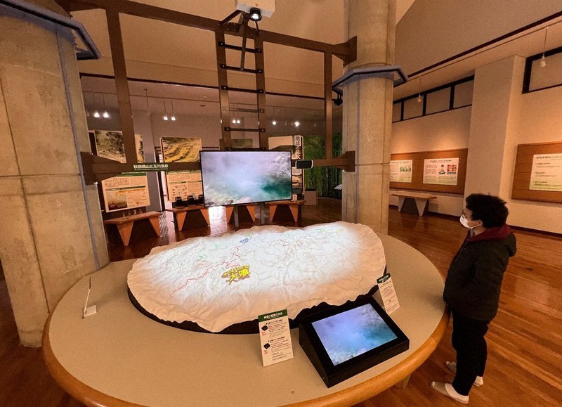 展示内容を更新した秋田県営玉川温泉ビジターセンター。展示室中央には、プロジェクションマッピングが投影できる玉川温泉周辺の地形模型が置かれている=秋田県仙北市の同センターで2022年5月2日、佐藤岳幸撮影