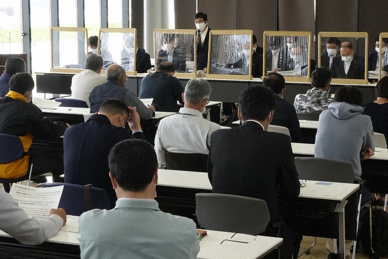 双葉町の特定復興再生拠点区域外の帰還に向けた方針について説明する内閣府の担当者(中央奥)=福島県双葉町中野で2022年5月12日、渡部直樹撮影