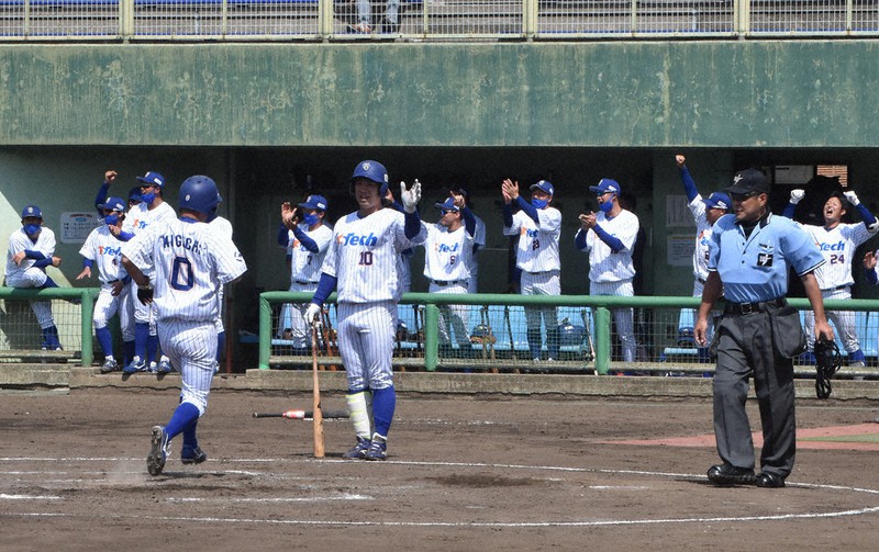 【テイ・エステック-SUNホールディングス】三回表テイ・エステック2死二、三塁、戸崎の適時内野安打で生還する三口=さいたま市営浦和球場で2022年5月11日、成澤隼人撮影