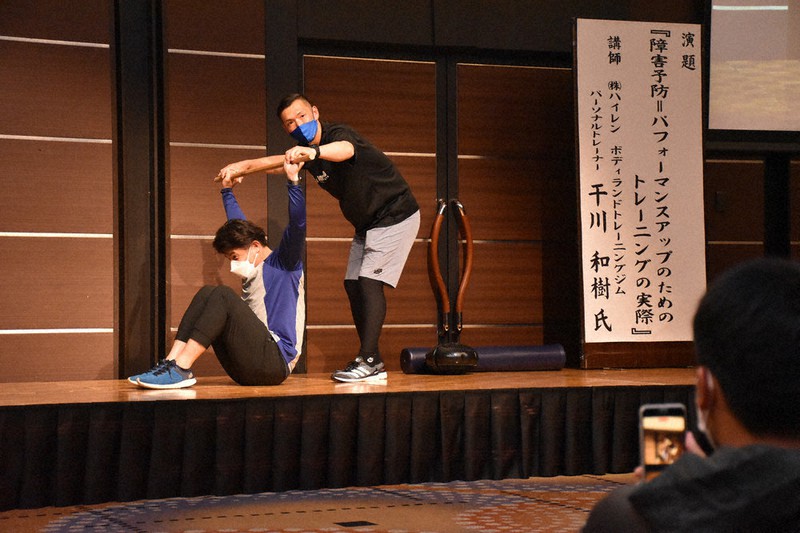 トレーニング方法などを伝授する干川さん(中央)=和歌山市友田町5のホテルグランヴィア和歌山で、橋本陵汰撮影