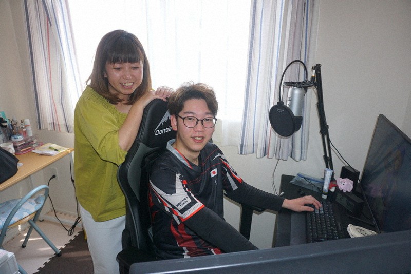 プロゲーマーを夢見る岩屋晃平さん(右)と母紀子さん
