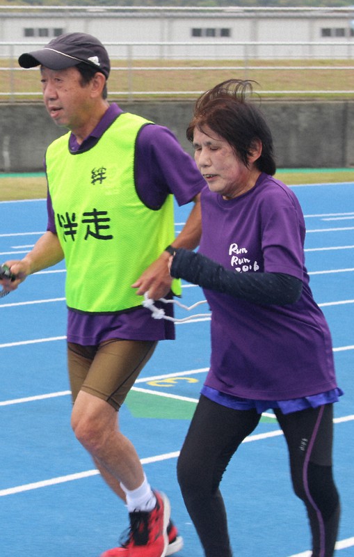 坪井康郎さん(左)と一緒に練習に励む野坂千恵子さん=山口県防府市浜方で、2022年5月11日午前11時36分、脇山隆俊撮影
