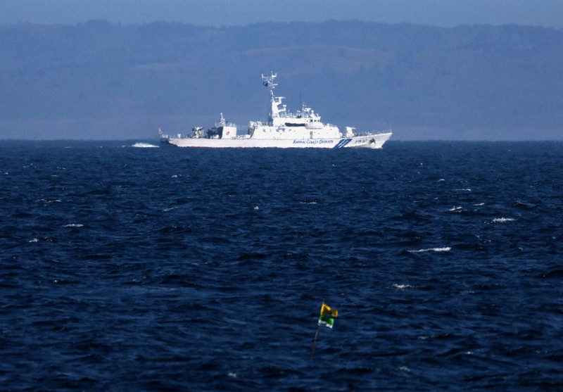 羅臼沖で捜索を続ける海上保安庁の巡視船。奥は国後島=北海道羅臼町で2022年5月10日、貝塚太一撮影