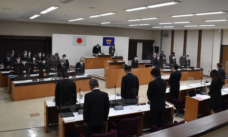 北海道斜里町議会の開会前、観光船沈没事故の犠牲者に黙とうをささげる議員ら=同町で2022年5月13日、本多竹志撮影
